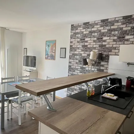 Superbe Duplex - Terrasse Ensoleillee, 300m Lägenhet